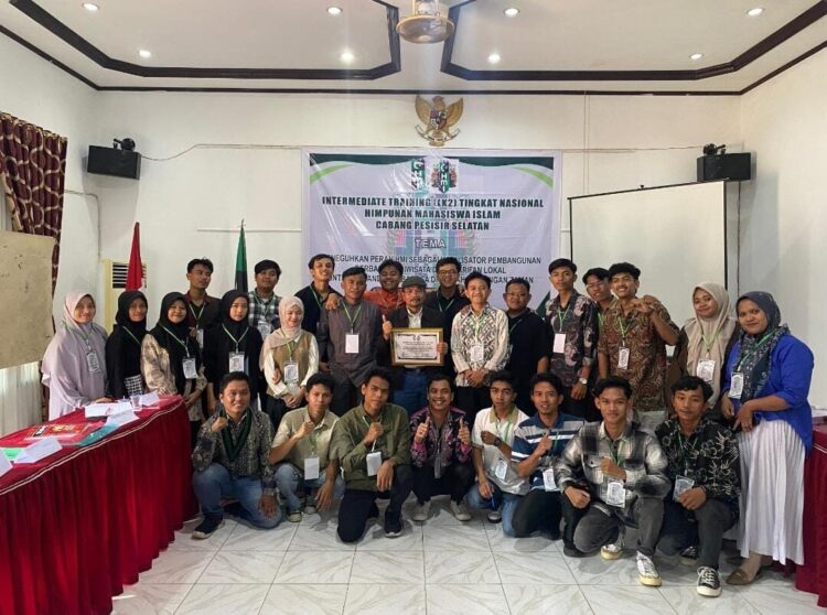 USAI—Mantan Menteri Bapenas RI Andrinof Chaniago, usai kegiatan foto bersama.