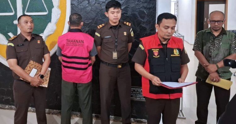 Diduga Korupsi Dana Desa Rp 174 Juta, Eks Wali Nagari Panti Ditetapkan sebagai Tersangka dan Ditahan 1 KORUPSI— Kejari Pasaman menetapkan mantan
Wali Nagari Panti sebagai tersangka atas dugaan
korupsi dana desa.
