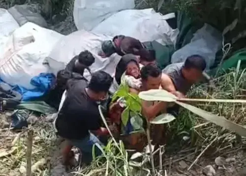 Pasutri Boncengan Motor Terjun ke Jurang, Alami Patah Tulang hingga Luka Robek 1 EVAKUASI— Warga berusaha mengevakuasi pasutri yang terjun ke jurang di Jalan Kelok Batambuah, Nagari Labuah Gunuang, Kecamatan Lareh Sago Halaban, Kabupaten Limapuluh Kota.