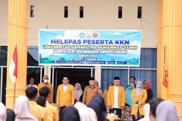 Wawako Suryadi Nurdal Melepas Peserta KKN UMMY Solok Tahun 2025 1 LEPAS—Wakil Wali Kota Solok, H.Suryadi Nurdal melepas peserta Kuliah Kerja Nyata (KKN) Universitas Mahaputra Muhammad Yamin (UMMY) Solok, di Halaman Kampus I UMMY Solok,
Senin (11/8).