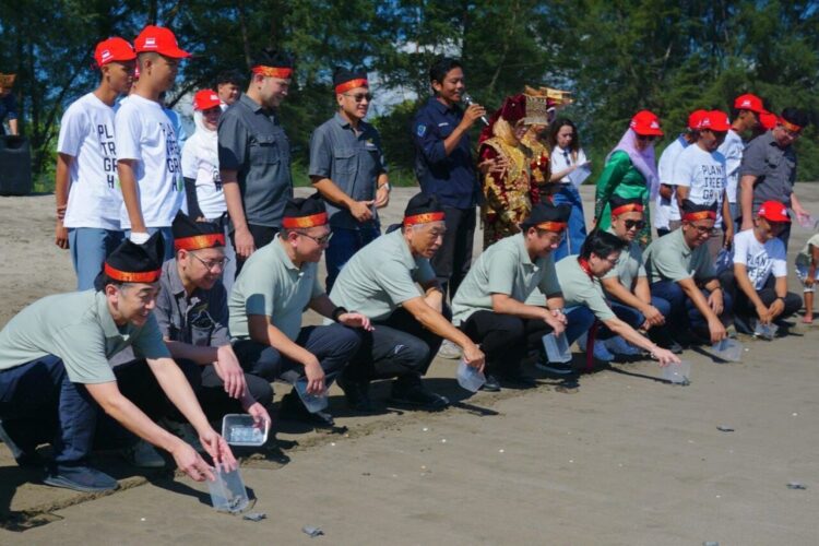 PELEPASAN— Jajaran manajemen Yayasan Astra Honda Motor,  PT Astra Honda Motor, ditemani manajemen PPT Menara Agung s melakukan pelepasan Tukik di pantai Pasir Jambak (22/8).