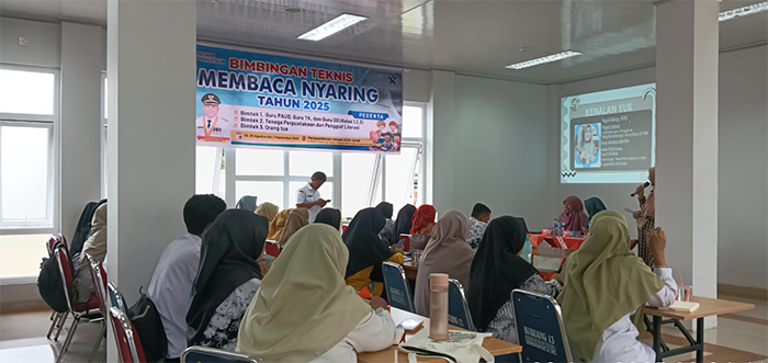 Pemko Solok Gelar Bimtek, Dorong Warga Gemar Membaca, Menulis dan Berpikir Kritis 1 BIMBINGAN TEKNIS— Pemko Solok menggelar bimtek membaca nyaring bagi guru, pustakawan , pengiat literasi dan orangtua serta
menumbuhkan minat baca dan literasi anak sesuai dengan usianya.