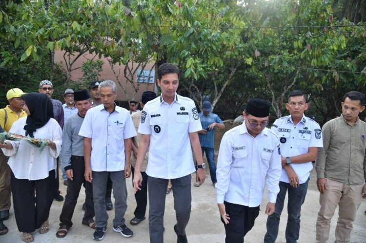 Jembatan Masjid Baitunnur Diperlebar, Akses Warga Pasar Kubang Kini Layak, Aman dan Nyaman 1 MENUJU LOKASI—Wali Kota Sawahlunto Riyanda Putra menuju lokasi peresmian pelebaran jembatan Masjid Baitunnur Kenagarian Kubang, yang berlokasi di Desa Pasar Kubang, Rabu (30/7).