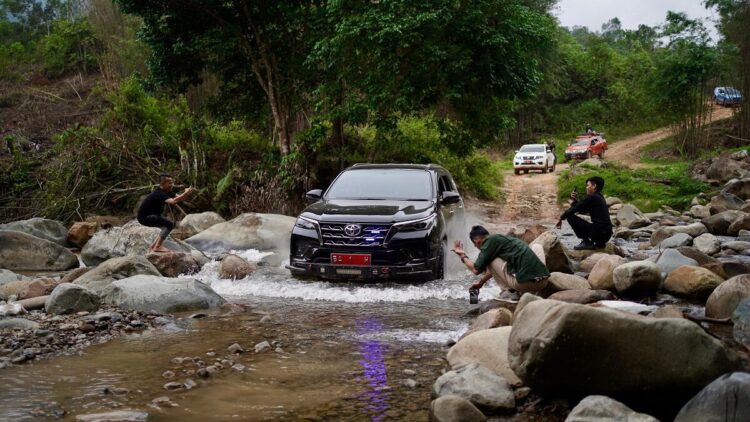 Warga Tigo Jangko Bertemu Bupati Jon Firman Pandu, Ingin Kampung Mereka Terang Benderang 1 LEWATI— Menuju Jorong Tigo Jangko, rombongan Bupati Solok Jon Firman Pandu harus melewati jalan tanah dan akses jalan lebih dekat melewati Kabupaten Sijunjung.
