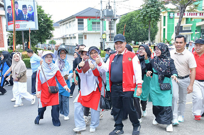 Meriah, Ratusan Masyarakat Ikuti Gerak Jalan Santai HUT Kemerdekaan 1 JALAN SANTAI— Bupati Agam, Ir. H. Benni Warlis, MM, Dt. Tan Batuah, berfoto bersama dengan peserta gerak jalan santai untuk memeriahkan HUT RI, di GOR Rang Agam.