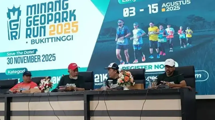 Gubernur Luncurkan Minang Geopark Run 2025, Pendaftaran via Online hingga 15 Agustus 1 KONFERENSI PERS— Gubernur Mahyledi Ansharullah meluncurkan MGR 2025, di Auditorium Gubernuran, Minggu (3/8). Peluncuran MGR 2025 diawali dengan lari pagi dan dilanjutkan konferensi pers di Auditorium Gubernur Sumbar.