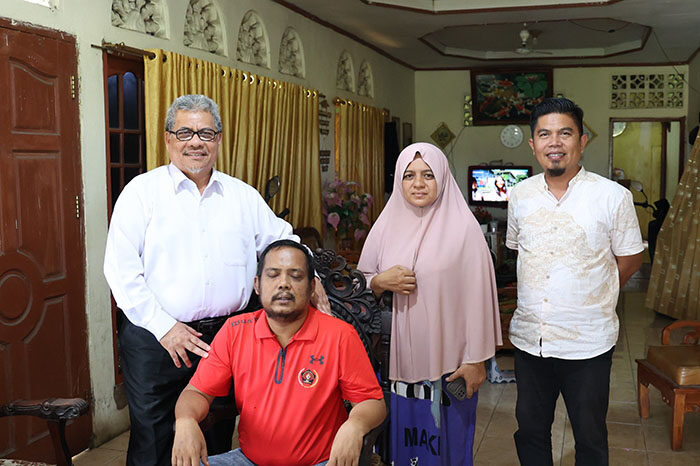 Bezuk Jurnalis yang Berjuang Melawan Sakit, Ketua DPRD Sumbar Doakan Kesembuhan untuk Zamri Yahya 1 MEMBEZUK—Ketua DPRD Sumbar, Muhidi saat membezuk jurnalis Zamri Yahya yang sedang berjuang melawan sakitnya.