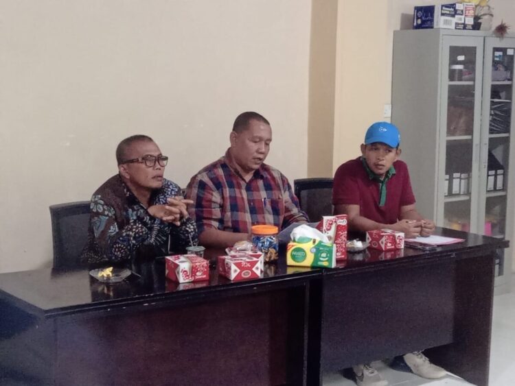 Musorkab KONI Pessel Diundur 1 KETERANGAN PERS— Tim Penjaringan dan Penyaringan (TPP) KONI Kabupaten Pessel memberikan keterangan pers terkait penundaan pelaksanaan Musorkab KONI Pesisir Selatan , di kantor Sekretariat KONI Pessel, Kamis (7/8)