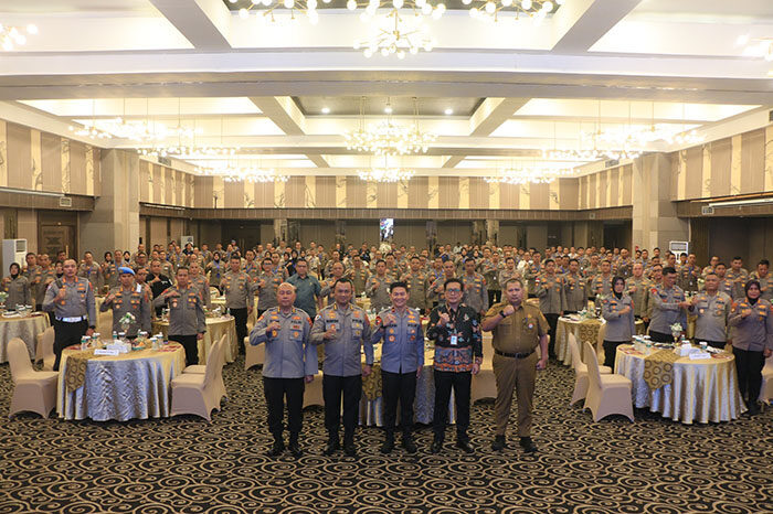Musrenbang Polda Sumbar Tahun 2025, Brigjen Pol Solihin: Program yang Dirancang Harus Bedampak Nyata bagi Masyarakat 1 MUSRENBANG—Wakapolda sumbar Brigjen Pol Solihin saat membuka Musrenbang Polda Sumbar Tahun 2025 di Hotel Pangeran.