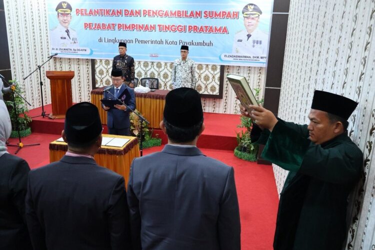 PELANTIKAN— Wali Kota Payakumbuh Zulmaeta saat melantik dan mengambil sumpah 14 pejabat Jabatan Pimpinan Tinggi Pratama (JPTP) di lingkungan Pemerintah Kota Payakumbuh.