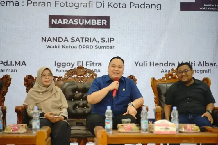 Wakil Ketua DPRD Sumbar Dorong Kehadiran Ruang Kreatif Baru di Kota Padang 1 JADI NARASUBER—Wakil Ketua DPRD Sumbar, Nanda Satria menjadi narasumber dalam talkshow “Peran Fotografi di Kota Padang” pada Padang Photo Festival (PPF) di Museum Adityawarman.