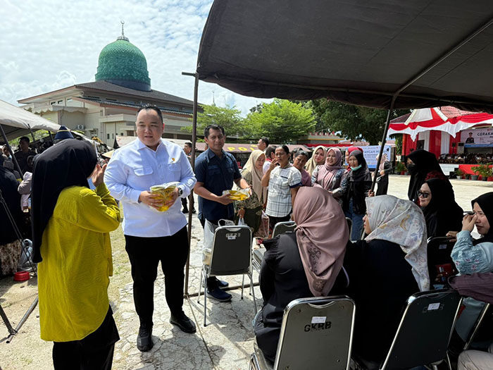 Apresiasi Gerakan Pangan Murah Polri, Nanda Satria: Langkah Nyata Stabilkan Harga Pangan 1 PANGAN MURAH—Wakil Ketua DPRD Sumbar, Nanda Satria membagikan minyak goreng kepada warga yang hadir dalam lauching Gerakan Pangan Murah di Mako Satbrimob Polda Sumbar.