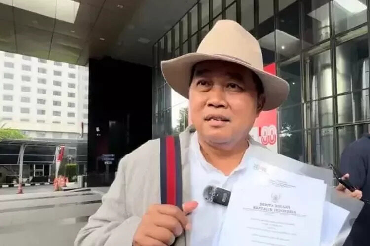 Ngadu ke KPK Soal Korupsi Haji, MAKI Bawa Bukti Pejabat Kemenag Ajak Istri hingga Tukang Pijit Berhaji 1 SERAHKAN BUKTI— Koordinator MAKI, Boyamin Saiman menyerahkan salinan Surat Keputusan (SK) Menteri Agama Nomor 130 Tahun 2024 soal kuota haji tambahan ke KPK.