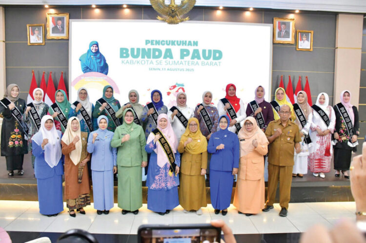 Ny. Merry Beniwarlis Dikukuhkan Menjadi Bunda PAUD 1 PENGUKUHAN— Ketua TP PKK Kabupaten Agam, Ny. Merry Benniwarlis, dikukuhkan sebagai Bunda PAUD Kabupaten Agam oleh Bunda PAUD Provinsi Sumbar Ny. Hj. Harneli Mahyeldi, di Auditorium Gubernur Sumatera Barat, Senin (11/8).