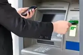 Usai Pemblokiran oleh PPATK yang Bikin Resah, OJK Bakal Tinjau Ulang Aturan tentang Rekening Dormant 1 ILUSTRASI—Nasabah bertransaksi lewat ATM. PPATK bakal memblokir rekening dormant.