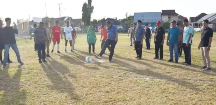 Open Tournament Mini Soccer IPJB Cup II Meriahkan HUT RI ke-80, Wako: Ajang Penjaringan Bibit Sepak Bola Pariaman 1 PEMBUKAAN TURNAMEN— Menyambut dan memeriahkan HUT ke-80 Kemerdekaan RI, Karang Taruna Kelurahan Jalan Baru menggelar Open Tournament Mini Soccer IPJB Cup II, yang dibuka Wali Kota Pariaman Yota Balad dengan melakukan tendangan pertama di Lapangan Bola Kelurahan Jalan Baru.