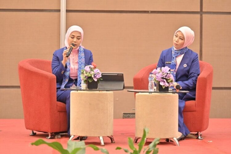 RAPAT KOORDINASI— Ketua Umum BKOW Sumbar, Dianita Maulin Vasko, sampaikan materi sat jadi  narasumber utama dalam Rakor BKOW Sumbar.