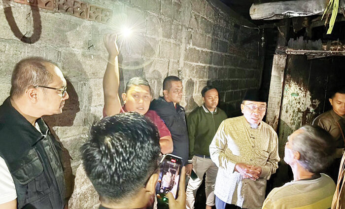 10 Rumah Ludes, Wawako Padang Serahkan Bantuan untuk Korban Kebakaran 1 BANTU KORBAN KEBAKARAN— Wawako Padang Maigus Nasir, menyerahkan bantuan untuk korban kebakaran di Jalan Dalam Gadung Nomor 12, RT 3 RW 8, Kelurahan Lubuk Begalung Nan XX, Kecamatan Lubeg, Sabtu (23/8) malam.