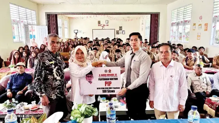 Andre Rosiade Bagikan 70 Beasiswa PIP ke SMK Farmasi Imam Bonjol Bukittinggi 1 BEASISWA PIP— Wakil Ketua Komisi VI DPR RI dari Fraksi Gerindra Andre Rosiade kembali menyalurkan bantuan beasiswa PIP. Kali ini beasiswa PIP dibagikan kepada 70 siswa di SMK Farmasi Imam Bonjol, Bukittinggi, Kamis (31/7). Bantuan itu diserahkan Wakil Sekretaris DPD Gerindra Sumbar Zulkifli.