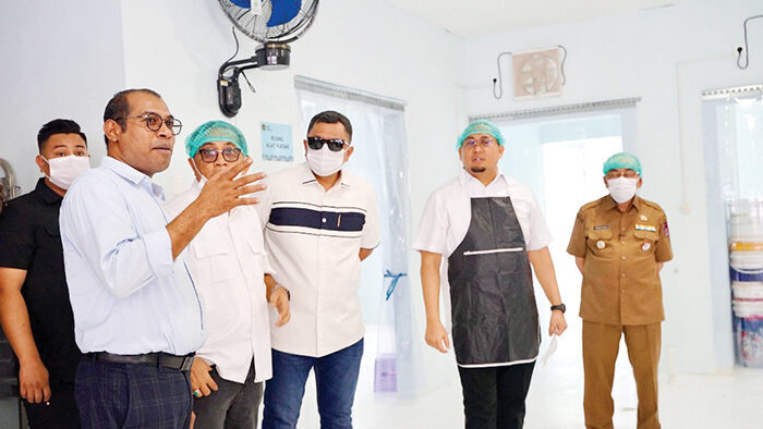 Dorong Akselerasi di Seluruh Sumbar, Andre Rosiade Tinjau Program MBG di Padang 1 TINJAU PELAKSANAAN MBG— Wakil Ketua Komisi VI DPR RI Andre Rosiade, didampingi Wakil Walikota Padang Maigus Nasir, Wakil Ketua DPRD Padang Mastilizal Aye meninjau pelaksanaan program MBG di SDN 24 Ujung Gurun, Kecamatan Padang Barat, Selasa (12/8). Andre juga menyempatkan meninjau Satuan Pelayanan Pemenuhan Gizi (SPPG) Purus V, Kecamatan Padang Barat.