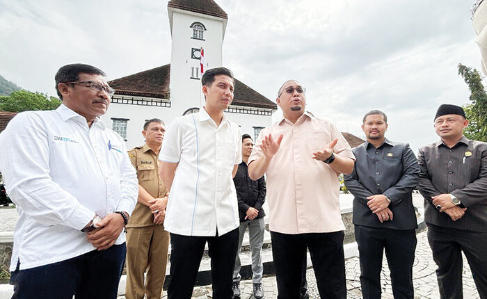 Dukung Sawahlunto jadi Kota Wisata, Andre Rosiade Apresiasi Kehadiran Hotel Bukit Asam 1 PEMBANGUNAN HOTEL BUKIT ASAM— Wakil Ketua Komisi VI DPR RI, Andre Rosiade meninjau progres pembangunan hotel Bukit Asam di Kota Sawahlunto. Pembangunan hotel bintang 4 tersebut sudah hampir rampung, dan ditargetkan dapat dioperasikan akhir Agustus 2025 ini.