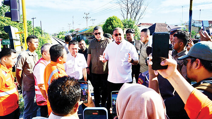 Cek Lokasi Kecelakaan KA di Padang, Andre Rosiade Dorong Pembangunan Plang dan Siapkan Tenaga Manual di Perlintasan Rawan 1 TINJAU LOKASI LAKA— Wakil Ketua Komisi VI DPR RI Andre Rosiade, bersama Direktur Keselamatan dan Keamanan PT KAI Dadan Rudiansyah, meninjau langsung lokasi kecelakaan kereta api yang menyebabkan sejumlah siswi SMAN 10 Padang meninggal dunia, Jumat (22/5).