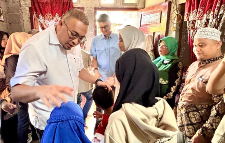 Andre Rosiade Bantu Lima Anak Yatim Piatu Bersaudara di Bungtekab Padang, Pastikan tak Putus Sekolah 1 SERAHKAN BANTUAN— Wakil Ketua Komisi VI DPR RI Andre Rosiade menyerahkan bantuan kepada lima orang anak yatim piatu di Teluk Kabung, RT 002 RW 003, Kelurahan Teluk Kabung Tengah, Kecamatan Bungus Teluk Kabung (Bungtekab), Kota Padang, Jumat (22/8).