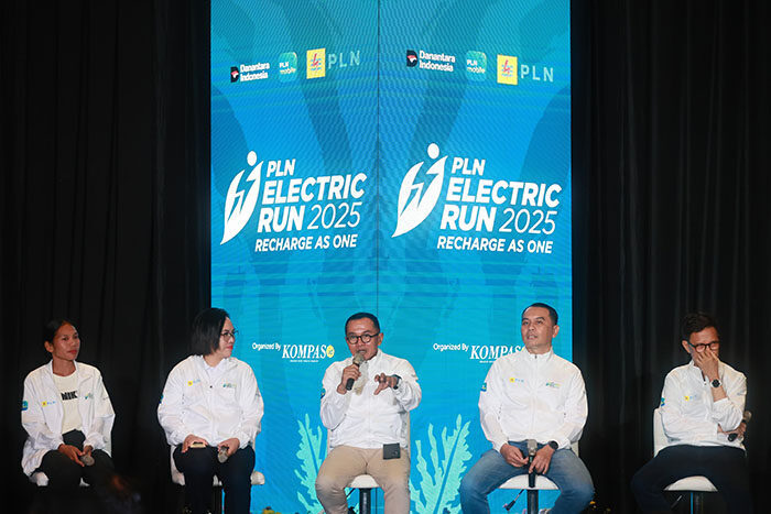 KONFRENSI PERS—Sekretaris Perusahaan PLN, Alois Wisnuhardana bersama Direktur Niaga dan Pemasaran PLN Icon Plus, Joice Lanny Wantania saat konfrensi pers terkait  PLN Electric Run 2025 di Jakarta.