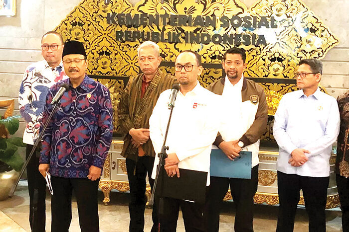 PPATK Temukan 603.999 Penerima Bansos Main Judi Online, Ada yang Transaksinya Terindikasi Tembus Rp 100 juta 1 BERI PENJELASAN—Menteri Sosial Saifullah Yusuf (depan kiri) bersama Kepala PPATK Ivan Yustiavandana (depan kanan) menjelaskan data penerima bansos yang masih main judi online.