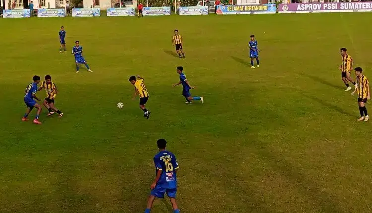 PSP Padang Tundukkan Exellent FC, Kantongi 10 Poin, Peluang Lolos ke Semifinal Terbuka 1 PENAMPILAN IMPRESIF— PSP Padang tampil impresif pada laga pamungkas babak penyisihan grup Piala Soeratin U-17. Tim asuhan Wahyudi Saputra itu menekuk Exellent FC dengan skor 2-0 dalam pertandingan yang berlangsung di Lapangan Persikatim, Kota Pariaman, Senin sore (3/8).