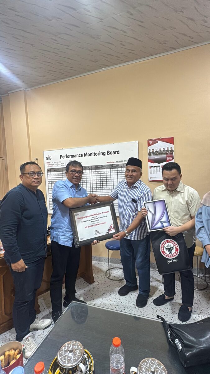 Pri Gustari: Sinergi Kunci Menangkan Persaingan 1 PENGHARGAAN TAHUNAN— Direktur Utama PT Semen Padang, Pri Gustari Akbar menyerahkan penghargaan tahunan kepada para distributor Regional I atas capaian kinerja terbaik sepanjang 2024.