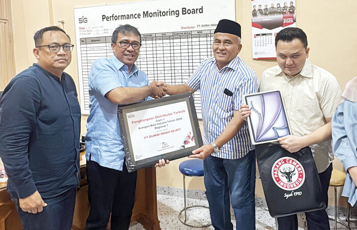 PT Semen Padang Apresiasi Garda Terdepan Penjualan, Pri Gustari: Sinergi Kunci Menangkan Persaingan 1 PENGHARGAAN TAHUNAN— Direktur Utama PT Semen Padang, Pri Gustari Akbar menyerahkan penghargaan tahunan kepada para distributor Regional I atas capaian kinerja terbaik sepanjang 2024.