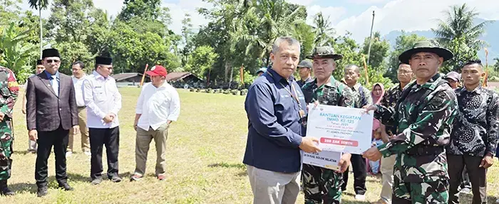 BANTUAN ZAK SEMEN— Kepala Seksi TJSL Unit CSR PT Semen Padang, Nurwan, menyerahkan bantuan zak semen dalam upacara pembukaan TMMD di Lapangan Sepak Bola Bangun Rejo, Solok Selatan, Rabu (23/7) lalu. Dukungan ini disambut antusias oleh jajaran TNI, pemerintah daerah, dan masyarakat.