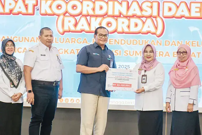 Perkuat Sinergi dengan BKKBN dan Dukung Asta Cita Presiden, PT Semen Padang Salurkan Bantuan Stunting Rp80,5 Juta 1 BANTUAN STUNTING— Kepala Departemen Komunikasi & Hukum Perusahaan Iskandar Z Lubis menyerahkan secara simbolis bantuan stunting kepada Kepala Perwakilan BKKBN Sumbar, Mardalena Wati Yulia, dalam Rakor dan Evaluasi Program Bangga Kencana dan Quick Win BKKBN di Auditorium Gubernuran Sumbar, Rabu (30/7).