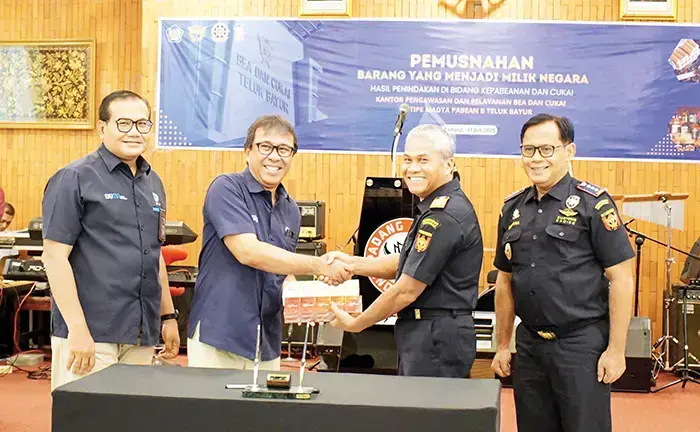 PT Semen Padang dan Bea Cukai Musnahkan Barang Ilegal Senilai Rp22 Miliar 1 SERAHKAN HASIL PENINDAKAN— Kepala Kanwil DJBC Riau Parjiya, menyerahkan hasil penindakan Kantor Pengawasan dan Pelayanan Bea dan Cukai (KPPBC) Tipe Madya Pabean B Teluk Bayu kepada Plt. Direktur Utama PT Semen Padang Pri Gustari Akbar. Hasil penindakan berupa rokok ilegal itu diserahkan untuk dimusnahkan di Pabrik PT Semen Padang.