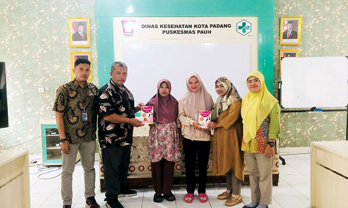 Komitmen Lawan Stunting, PT Semen Padang Beri Dukungan Gizi untuk Ibu Hamil 1 BANTUAN SUSU— Staf TJSL PT Semen Padang, Nurwan, bersama PIC Program GENTING, Wahyudi menyerahkan bantuan susu khusus bagi ibu hamil dengan kondisi Kekurangan Energi Kronis (KEK) di wilayah ring 1 perusahaan.