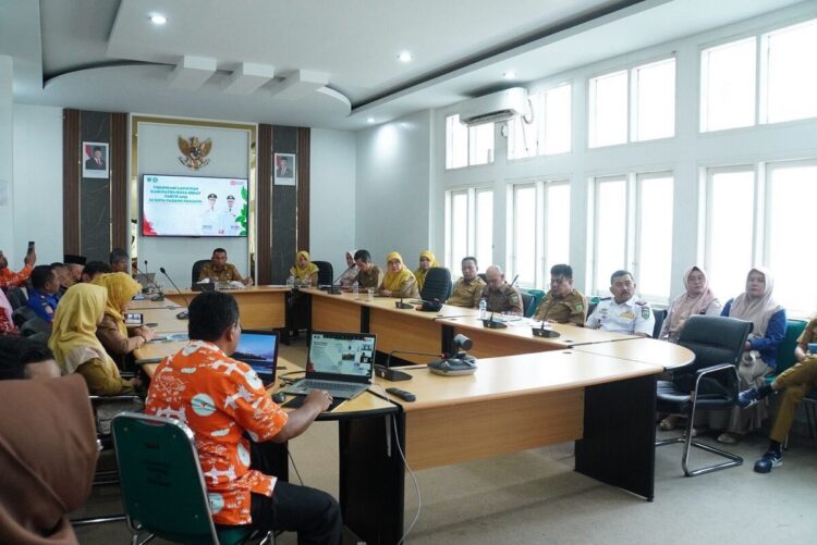 PROGRAM KOTA SEHAT—Wakil Wali Kota, Allex Saputra saat memaparkan penyelenggaraan program Kota Sehat di hadapan tim verifikator secara virtual dari ruang VIP Balai Kota, Selasa (19/8).