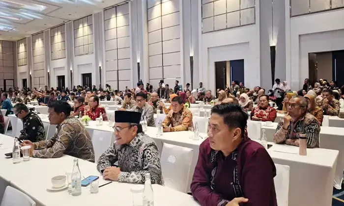 Penilaian Sementara Adipura 2025, Padang Peringkat Teratas, Lampaui Pontianak dan Batam 1 PENILAIAN ADIPURA— Wakil Wali Kota Padang, Maigus Nasir menghadiri pertemuan seluruh kepala daerah se-Indonesia bersama Menteri Lingkungan Hidup (LH)/Kepala Badan Pengendalian Lingkungan Hidup (BPLH), Hanif Faisol Nurofiq dalam penilaian Program Adipura, di Hotel Fairmont, Jakarta, Senin (4/8).