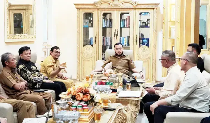 PERSIAPAN PELUNCURAN ‘PADANG MOBILE’— Wako Fadly Amran, didampingi Kepala Diskominfo Boby Firman, saat menerima kunjungan UPI YPTK Padang, Selasa (5/8). Saat ini Pemko bersiap meluncurkan super app “Padang Mobile”, aplikasi layanan publik terintegrasi yang akan mengubah wajah birokrasi menjadi lebih modern, cepat, dan efisien.