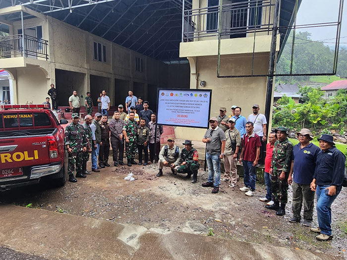 Tim Satgas PKH Pasang Plangdi Lahan Konservasi di Muaro Aie 1 TURUN—Tim Satgas Penertiban Kawasan Hutan saat turun ke Nagari Muaro Aie bayang Utara, Kecamatan Bayang Utara, Kabupaten Pesisir Selatan, Kamis (7/8/2025).