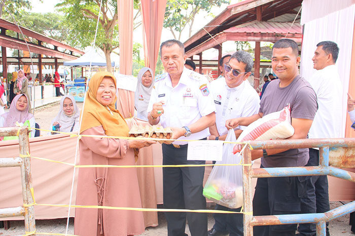 Wawako: Pasar Murah Jangan Hanya Hadir Saat Hari Kemerdekaan Saja 1 PASAR MURAH— Wakil Wali Kota Payakumbuh Elzadaswarman, saat membuka acara Pasar Murah.