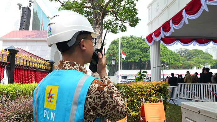 SIAGA—Personel PLN siaga 24 jam untuk memastikan menyuplai listrik andal selama rangkaian Upacara Peringatan HUT ke-80 Kemerdekaan Republik Indonesia di Istana Merdeka, Jakarta.