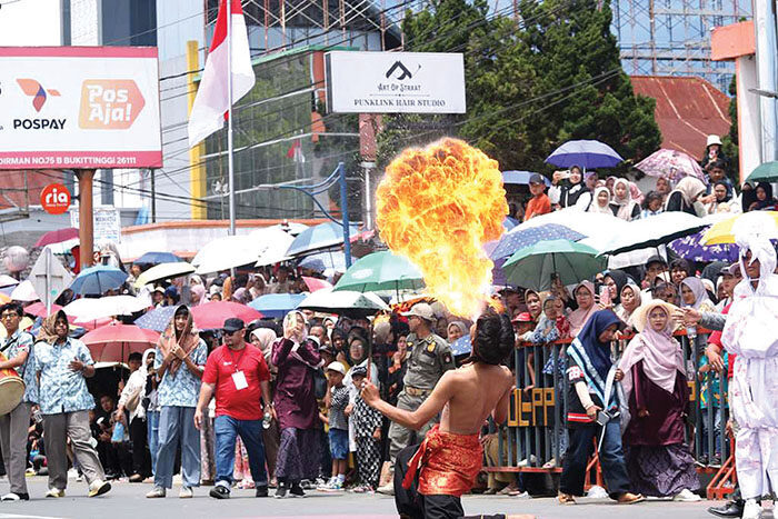 Meriah, 176 Barisan Ramaikan Pawai Alegoris HUT ke-80 RI di Bukittinggi 1 TUMPAH RUAH— Ribuan warga tumpah ruah menyaksikan kemeriahan pawai alegoris.