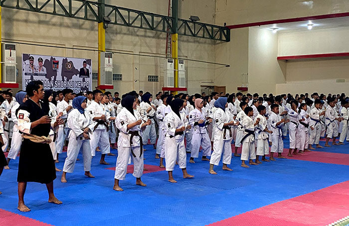 Ratusan Atlet Ikuti Kejuaraan Kempo Wali Kota Cup, Perkemi Padang Optimistis Pertahankan Tradisi Juara Umum 1 KEJUARAN KEMPO— Sejumlah atlet yang tergabung dalam Persaudaraan Shorinji Kempo Indonesia (Perkemi) Kota Padang bertekad melanjutkan tradisi juara umum pada Kejuaraan Kempo Wali Kota Cup yang berlangsung di Gedung HBT Pondok Building, Pondok.