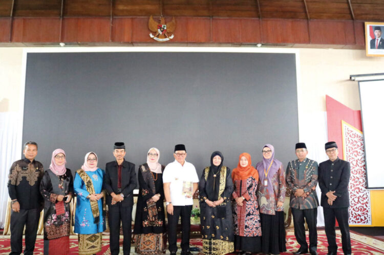 Pelatihan Peningkatan Kapasitas Pengurus Bundo Kanduang Bukittinggi, Perkuat Peran Perempuan dalam Pelestarian Budaya Minangkabau 1 TINGKATKAN KAPASITAS BUNDO KANDUANG— Pemerintah Kota Bukittinggi bersama organisasi Bundo Kanduang Kota Bukittinggi melaksanakan kegiatan Pelatihan Peningkatan Kapasitas Pengumpulan Bundo Kanduang Minangkabau, beberapa waktu lalu.