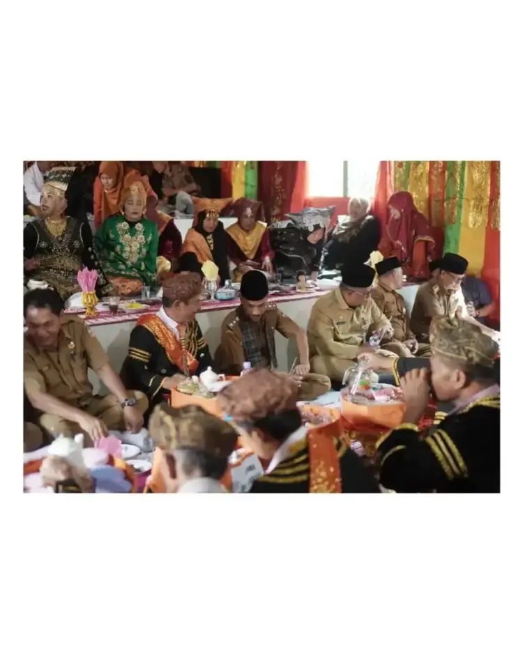 Pemerintah Sambut Baik Budaya Nagari Makan Bajamba di Kotobaru 1 MAKAN BAJAMBA— Wakil Bupati Solok Selatan H. Yulian Efi, hadiri makan bajamba bersama ninik mamak dan tokoh masyarakat.