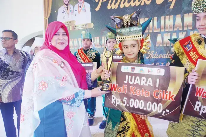 Anne Kaori Terpilih sebagai Wakoci, Siapkan Progul Motivation is Inspiration 1 WALI KOTA CILIK 2025— Anne Marie Kaori dan M. Aichaka resmi terpilih sebagai Wali Kota Cilik 2025, dan menerima hadiah yang diserahkan istri Wawako Padang yang juga Ketua GOW Ny. Sri Hayati Maigus Nasir.