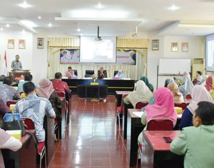 Menuju Layanan Prima, Pemkab Agam Evaluasi dan Perkuat Sinergi Pelayanan Publik 1 RAPAT KOORDINASI— Pemerintah Kabupaten Agam terus berkomitmen meningkatkan kualitas pelayanan publik dengan menggelar Rapat Koordinasi dan Peningkatan Kapasitas Penyelenggara Pelayanan Publik, Kamis (28/8), di Aula Kantor Bupati Agam.