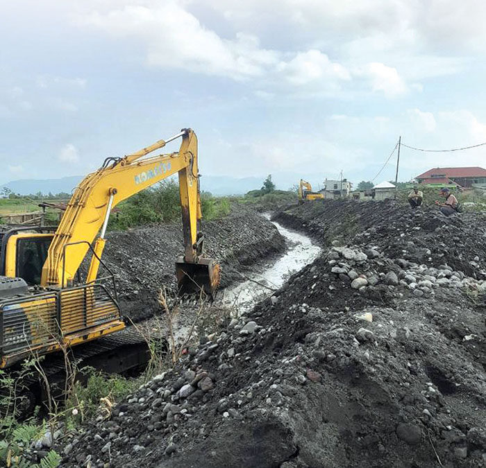 Pendangkalan Akibat Lahar Dingin Gunung Marapi, Sungai Batang Aia Katiak Dikeruk 1 PENGERUKAN— Dua unit alat berat diturunkan untuk melakukan pengerukan Sungai Batang Aia Katiak di Jorong Cangkiang, Nagari Batu Taba, Kecamatan Ampek Angkek, Kabupaten Agam yang kondisinya mengalami pendangkalan, Jumat (8/8).