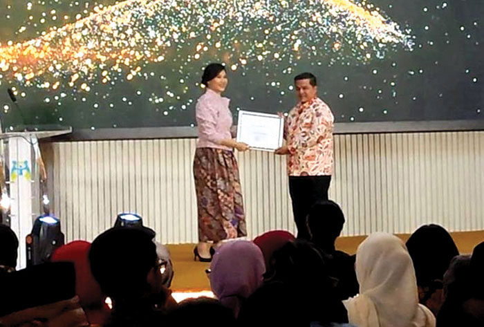 Pemkab Agam Raih Penghargaan KLA Peringkat Nindya Tahun 2025 1 PENGHARGAAN KOTA LAYAK ANAK— Bupati Agam Benni Warlis menerima penghargaan Kabupaten Layak Anak (KLA) Peringkat Nindya Tahun 2025, yang diserahkan Wakil Menteri PPPA) Veronica Tan di Ballroom KH. M. Rasjidi, Kementerian Agama RI, Jakarta Pusat, Jumat (8/8).